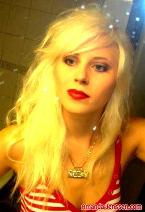 5 Hot Sexy Amanda Jenssen Bikini Pics