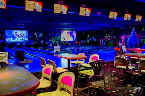 China Full Glow-in-Dark Bowling Alley for Modern Bowling Center - China ...