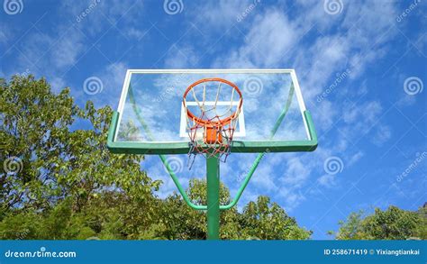 Aro De Baloncesto Bajo El Cielo Azul Imagen De Archivo Imagen De