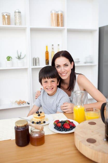 Retrato De Una Madre Y Su Hijo Desayunando Foto Premium