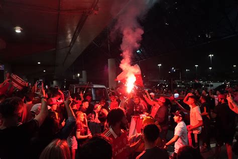 Valencia Desembarca Festa Da Torcida Sport Club Internacional