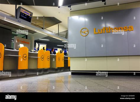 Lufthansa Check In Fotos Und Bildmaterial In Hoher Aufl Sung Alamy