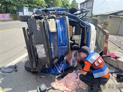 快訊／台南小貨車「自撞側翻」！駕駛受困車內 車頭嚴重變形 民生電子報