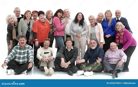 Grupo De Personas Mayores Felices Paradas Y Sentadas Sobre Un Fondo
