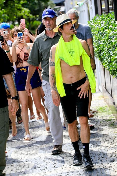 Anthony Kiedis Do Red Hot Chili Peppers Seguido Por F S Em Passeio Por Ipanema