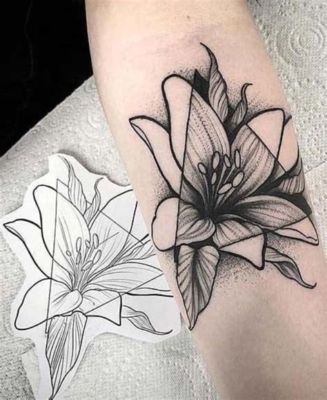 Tatuagem ante braço Tatuagem Tatuagens de lírios Tatuagens sombreadas