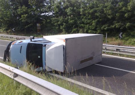 Furgone Si Ribalta In Superstrada Varesenews Foto