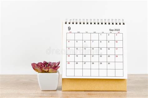 Calendario Del Escritorio De Septiembre De 2022 Con Planta Sobre Mesa