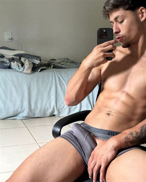 Nova nudes de Alex Mendes batendo Punheta até Gozar gostoso Famosos Nus