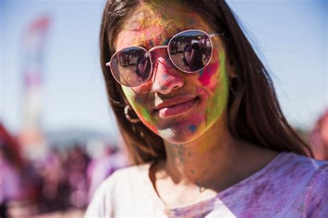 Retrato De Um Sorrindo Mulher Jovem Coberto Dela Rosto