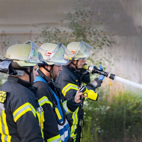 THW Karlsruhe THW Radlader unterstützt bei Brandbekämpfung