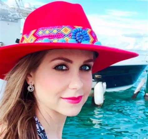 Así de espectacular luce Ingrid Martz en bikini con su pancita de