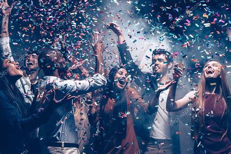 Gente Bailando En La Fiesta Con Confeti — Foto De Stock © Gstockstudio