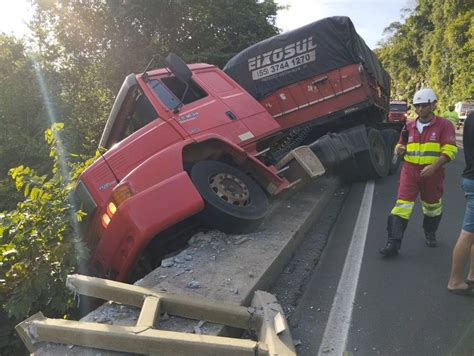 Caminh O Emplacado Em Frederico Westphalen Sai Da Pista Na Br Em