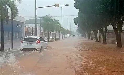 Forte chuva alaga ruas e avenidas em Rio Branco neste sábado de carnaval