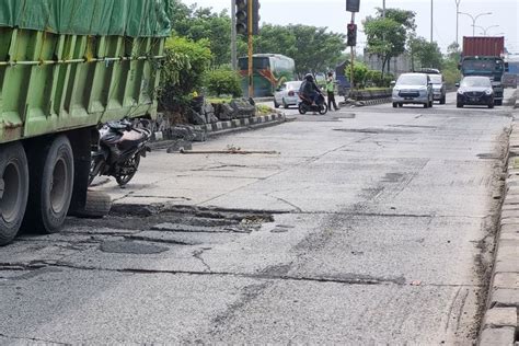 Foto Saat Melewati Jalan Berlubang Jangan Bermanuver Sembarangan