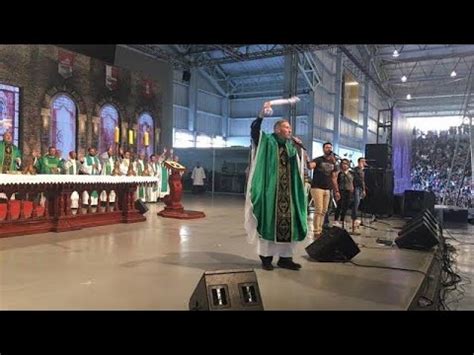 Urgente Mulher Empurra Padre Marcelo Rossi De Altar Durante Missa