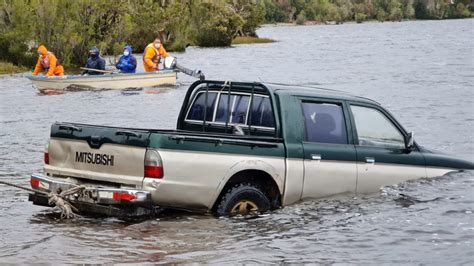 Encuentran Dos Cuerpos Al Interior De Camioneta Sumergida En El Lago