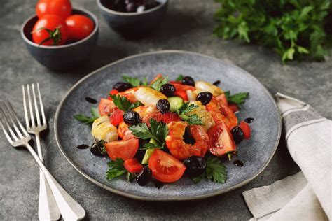 Ensalada De Camarones Grandes Calamares Tomates Cherry Pepinos