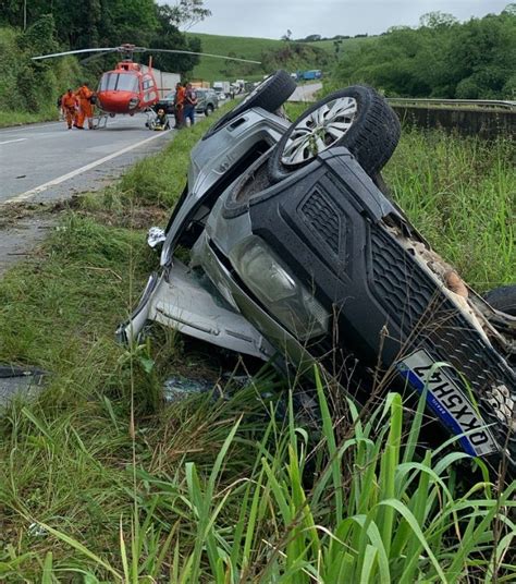 Homem é resgatado vida das ferragens após carro capotar em Rio