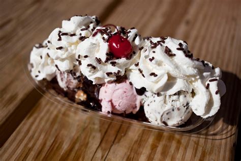 27 Places That Serve Deliciously Decadent Ice Cream Sundaes Trendradars