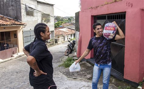 Voz Das Comunidades Distribui Alimentos Em Pe Revista Ra A Brasil