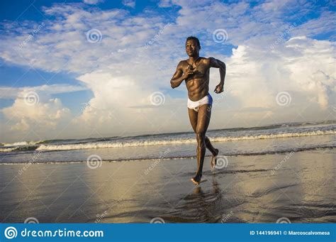 Homem Afro Americano Preto Feliz E Atrativo O Corpo Saud Vel E