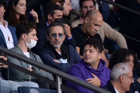 Photo Gad Elmaleh Avec Son Fils No Kev Adams People En Tribunes