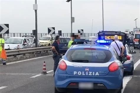 Uomo A Piedi Sull Asse Mediano Tra Auto In Corsa Prova A Saltare Il