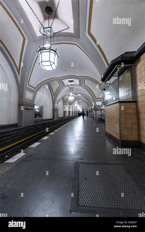 Heidelberger Platz U Bahn Bahnhof Fotos Und Bildmaterial In Hoher