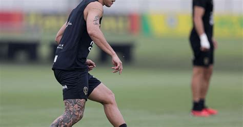 Rojas trabalha bola em penúltimo treino do Corinthians antes de