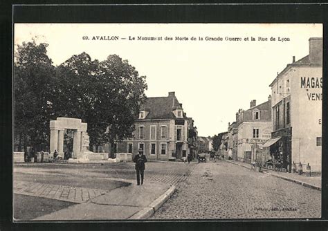 Ak Avallon Le Monument Des Morts De La Grande Guerre Et La Rue De Lyon