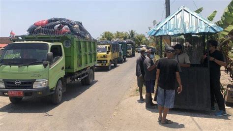 Yanto Tunggu Dua Jam Antre Buang Sampah Di Kelating Tribun Bali