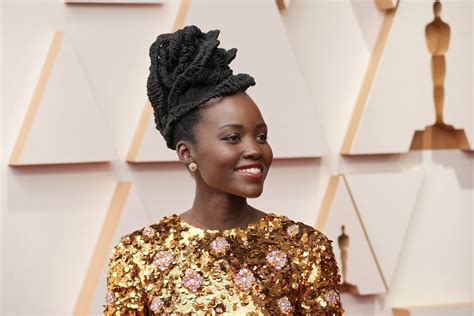 La historia detrás del fascinante peinado de Lupita Nyong o en los