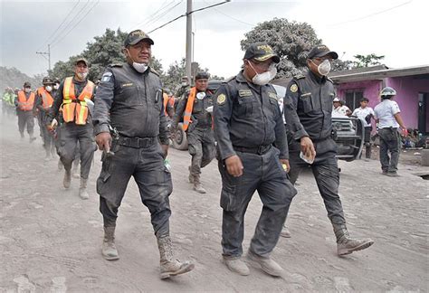 Reanudan búsqueda de los 192 desaparecidos por erupción del volcán de Fuego