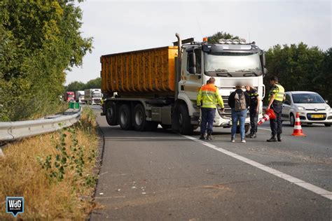 Auto Botst Twee Keer Tegen Een Vangrail Op A Bij Maarheeze