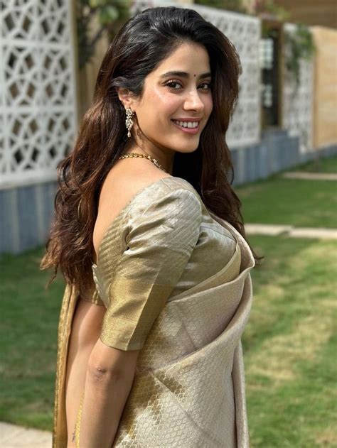 Janhvi Kapoor ने शेयर किया साल 2024 का पहला साड़ी लुक News24 Hindi