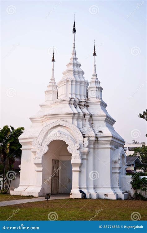 Puerta Tailandesa Del Templo Imagen De Archivo Imagen De Recorrido