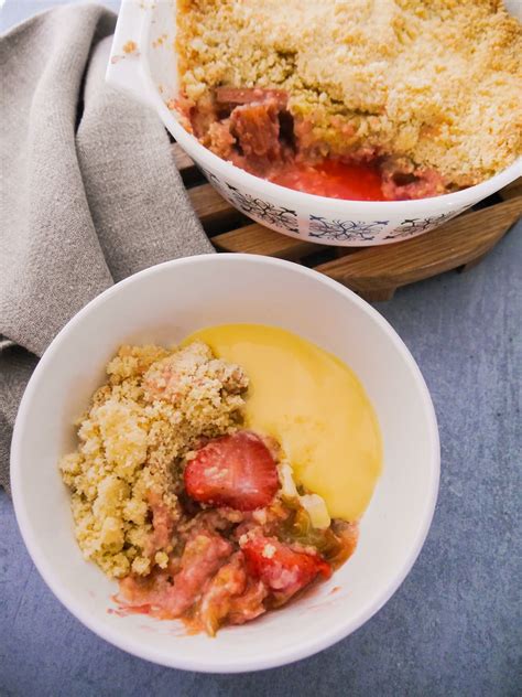 Easy Rhubarb Strawberry Crumble Lost In Food