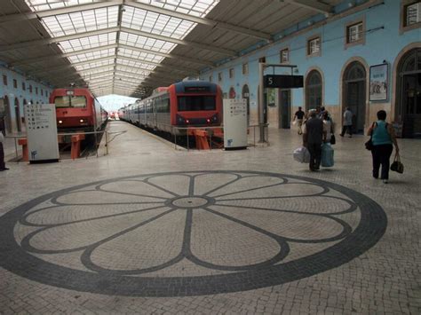 Estação de Santa Apolónia comboios em Lisboa Caminhos de Portugal