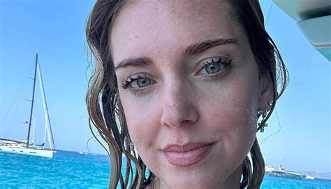 Chiara Ferragni in mini bikini nero è splendida ma non sfugge alle critiche
