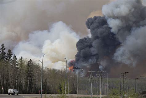 Forest fires rage in Fort McMurray, Alberta