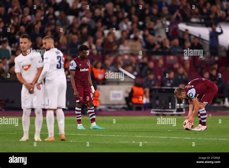 James Ward Prowse von West Ham United bereitet sich auf einen Freistoß