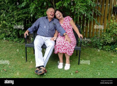 Vieux Couple Sur Banc Banque De Photographies Et Dimages à Haute