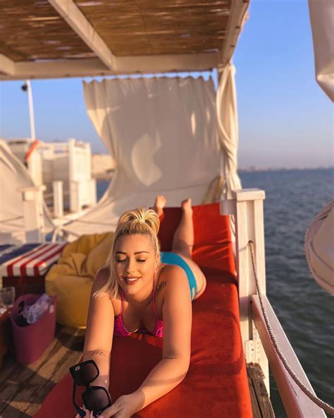 Ronela Hajati tregon linjat e kolme me poza në bikini
