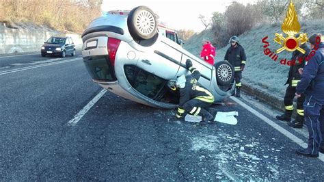 Torre Del Greco Paura In Strada Auto Sbanda Abbatte Un Palo E Si Ribalta