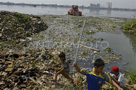 Pembersihan Waduk Pluit Antara Foto