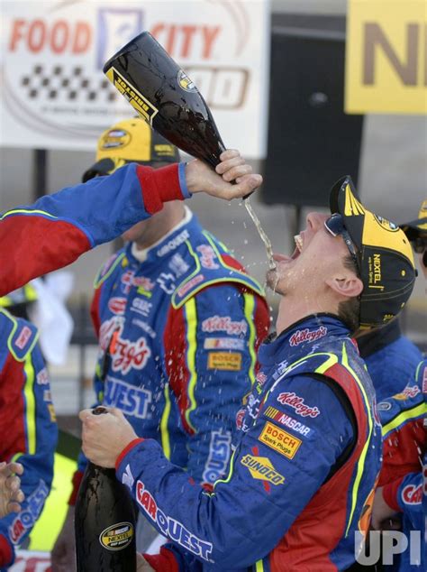 Photo Busch Wins Nascar Food City 500 Bri2007032502