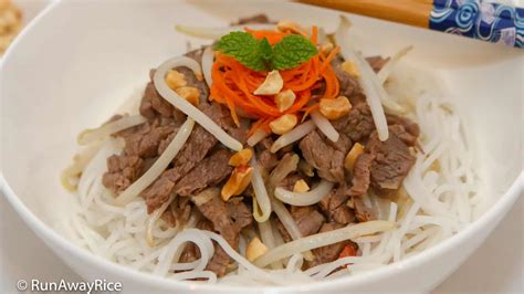 Lemongrass Beef over Rice Noodles (Bun Bo Xao) - RunAwayRice