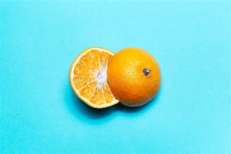 La Primera De Las Dos Mitades De La Fruta Naranja En Fondo De Color